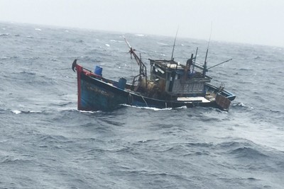 Quảng Ngãi: Tàu cá với 15 ngư dân gặp nạn trên biển