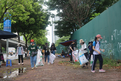 Hà Nội: Hơn 700 bạn trẻ chung tay dọn sạch Thủ đô
