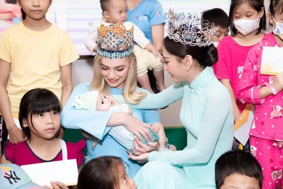 Hoa hậu Mai Phương và đương kim Hoa hậu thế giới đã có buổi từ thiện tại TP.HCM