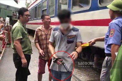 Hà Nội: Mải mê chụp ảnh, người đàn ông bị tàu hỏa hất văng vào tường