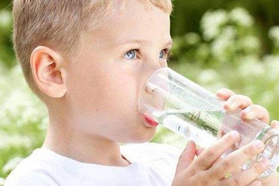 Trẻ cần uống bao nhiêu nước trong một ngày là đủ?