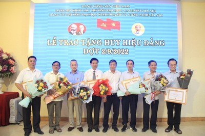 Trường ĐH Kinh doanh và Công nghệ Hà Nội tổ chức lễ trao tặng huy hiệu Đảng