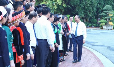 Chủ tịch nước Nguyễn Xuân Phúc gặp mặt đoàn đại biểu dân tộc thiểu số tiêu biểu Cao Bằng