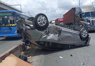 Va chạm xe đầu kéo, ô tô 4 chỗ bị húc lật ngửa trên Xa lộ Hà Nội