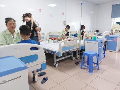 Nhiều bệnh viện Hà Nội quá tải do số lượng trẻ nhập viện tăng cao