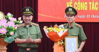 Trao quyết định chờ hưu cho Nguyên Chánh Văn phòng Bộ Công an Nguyễn Danh Cộng