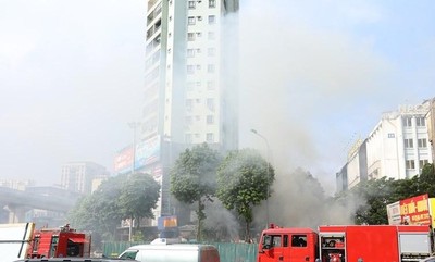 Xảy ra đám cháy ngay tại ngã tư phố Khuất Duy Tiến cắt Nguyễn Trãi