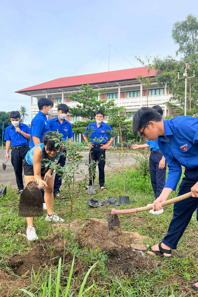 Khánh Hòa: Trao 140 cây xanh cho các trường học