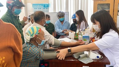 TTYT huyện Đắk Song: Tổ chức khám, tư vấn sức khỏe cho người cao tuổi