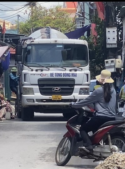 Quảng Ninh: Đoàn xe chở bê tông băm nát đường dân sinh, ô nhiễm môi trường