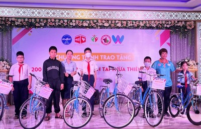 Trao tặng 200 xe đạp tái sinh cho học sinh nghèo vượt khó tại Thừa Thiên - Huế
