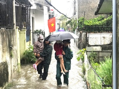 Đà Nẵng hối hả sơ tán người dân đến nơi trú an toàn, tránh bão Noru