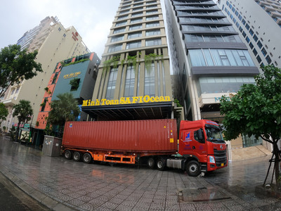 Đà Nẵng: Người dân dùng xe container để chắn bão