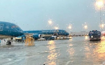 Hủy hàng trăm chuyến bay đi, đến miền Trung do ảnh hưởng bão Noru