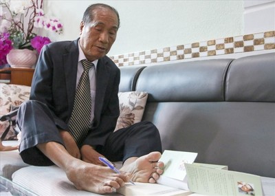Nhà giáo Nguyễn Ngọc Ký - người thầy đầu tiên viết chữ bằng chân qua đời ở tuổi 76