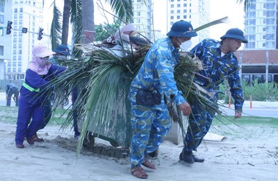 Đà Nẵng: Huy động tổng lực dọn vệ sinh thành phố sau bão Noru