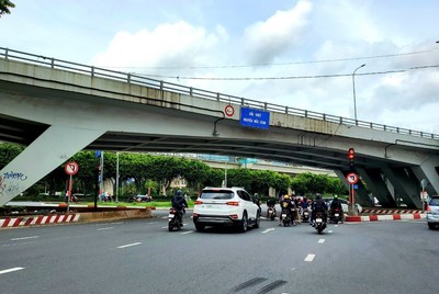 TP.HCM cấm tất cả phương tiện qua cầu vượt Nguyễn Hữu Cảnh