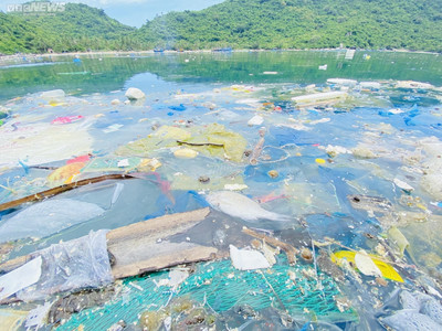 Rác thải nhựa ngập ngụa quanh các bè nuôi thuỷ sản ở vịnh Vũng Rô, Phú Yên