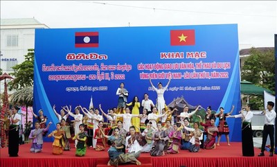 Tưng bừng các hoạt động tại Ngày hội Việt Nam - Lào