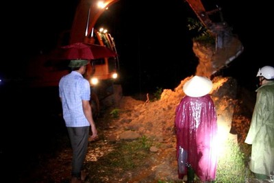 Huyện Quỳ Châu (Nghệ An) khẩn cấp gia cố đập thủy lợi ngay trong đêm