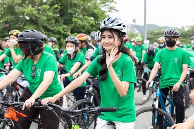 Hoa hậu Nguyễn Thanh Hà kêu gọi người trẻ đạp xe vì Môi trường