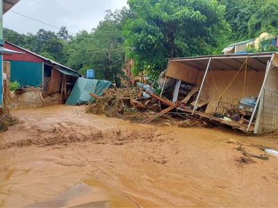 Nghệ An: Mưa lớn kéo dài, lũ quét tàn phá huyện Kỳ Sơn