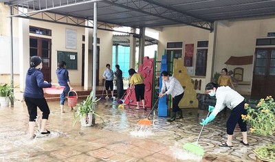 Các trường học ở Hà Tĩnh tất bật dọn dẹp phòng học sau lũ, sẵn sàng đón học sinh trở lại