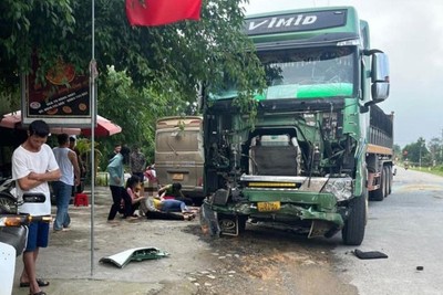 Xe chở công nhân va chạm xe tải, khiến 24 người nhập viện cấp cứu