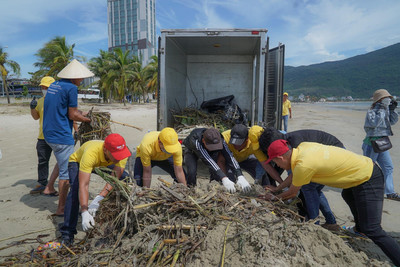 Đà Nẵng: Chung tay ra quân làm sạch các bãi biển, sẵn sàng đón du khách trở lại