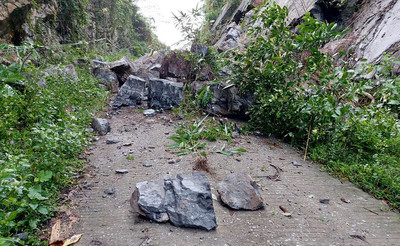 Quảng Bình: 3 bản làng và đồn biên phòng bị cô lập do núi đá sạt lở