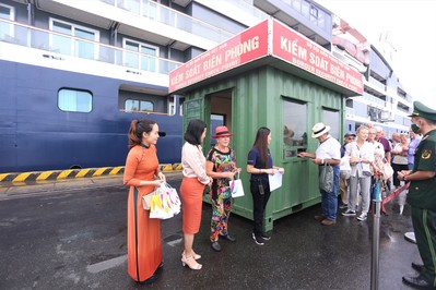 Tàu du lịch 5 sao đưa hơn 200 khách "đại gia" đến Đà Nẵng