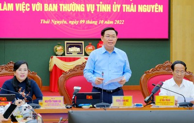 Chủ tịch Quốc hội Vương Đình Huệ làm việc với Ban Thường vụ Tỉnh ủy Thái Nguyên