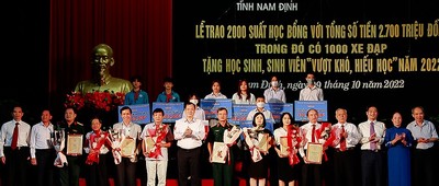 Nam Định: Trao 2.000 suất học bổng cho học sinh vượt khó hiếu học
