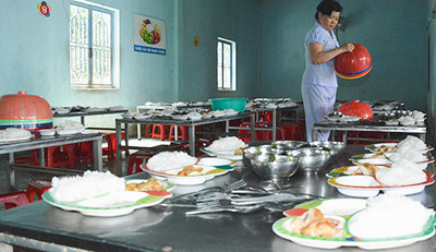 Chăm lo sức khỏe học đường, dinh dưỡng trong bữa ăn bán trú cho học sinh