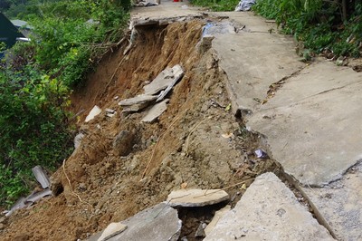 Di dời khẩn cấp 30 hộ dân có nguy cơ bị sạt lở đất ở Nghệ An