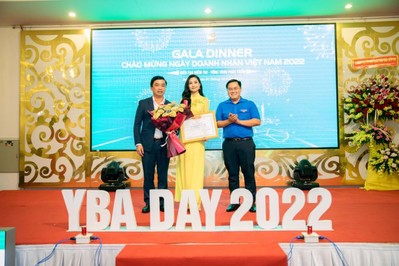 Hoa hậu Nguyễn Thanh Hà được trao tặng Bằng khen từ quê hương Bến Tre