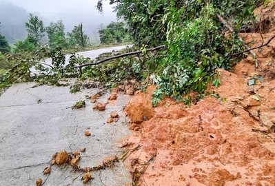 Bình Định: Mưa lớn gây ngập úng, giao thông chia cắt