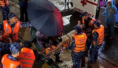 Đưa 4 bệnh nhân ở huyện đảo Lý Sơn vào đất liền cấp cứu