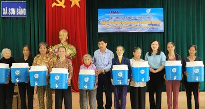 Hà Tĩnh: Trao tặng bình lọc nước cho bà con nhân dân ở Hương Sơn