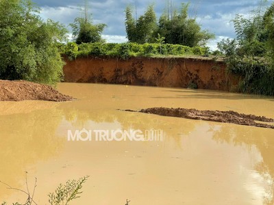 Kon Tum: Khai thác cát gây sạt lở đất của người dân