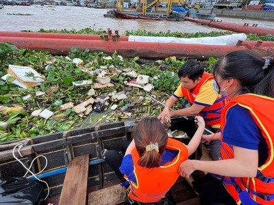 Các tình nguyện viên thu gom rác thải tại chợ nổi Cái Răng