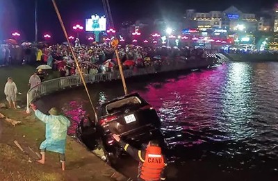 Lâm Đồng: Ô tô 7 chỗ lao xuống hồ Xuân Hương khiến 2 người tử vong