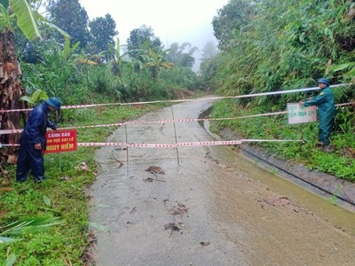 Sạt lở đường khiến 450 hộ dân xã vùng cao Trà Cang (Quảng Nam) bị cô lập