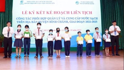 Tổng Cty Cấp nước Sài Gòn trao 10 suất học bổng cho học sinh có hoàn cảnh khó khăn