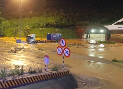 Quốc lộ 1 ngập sâu, tạm dừng khai thác hầm Hải Vân do mưa lũ
