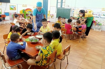 Hà Nội: Thực hiện nhiều giải pháp để đảm bảo an toàn bữa ăn bán trú cho học sinh