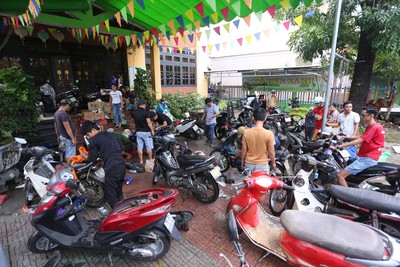 Người Quảng Nam rủ nhau ra Đà Nẵng sửa xe miễn phí cho người dân vùng ngập