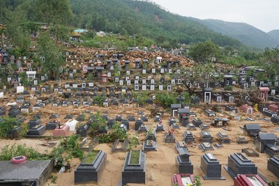 Nghĩa trang lớn nhất Đà Nẵng sạt lở tan hoang, hàng nghìn ngôi mộ bị lũ vùi lấp