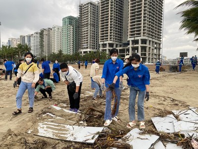 Thành Đoàn Đà Nẵng: Khoảng 1.500 đoàn viên ra quân dọn dẹp bờ biển sau trận mưa lịch sử