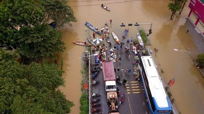 Hàng trăm nhà dân ở Quảng Bình ngập chìm trong nước lũ